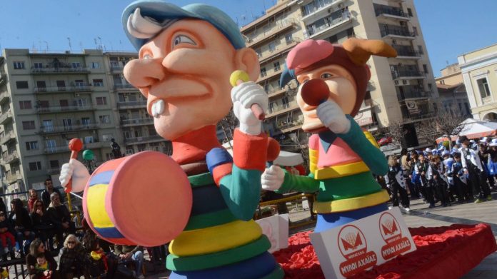 Πάτρα: Κορυφώνονται οι εκδηλώσεις του πατρινού καρναβαλιού με την μεγάλη παρέλαση και την καύση του βασιλιά καρνάβαλου