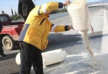 Κτηνοτρόφοι έχυσαν γάλα στην εθνικό οδό Λάρισας- Κοζάνης