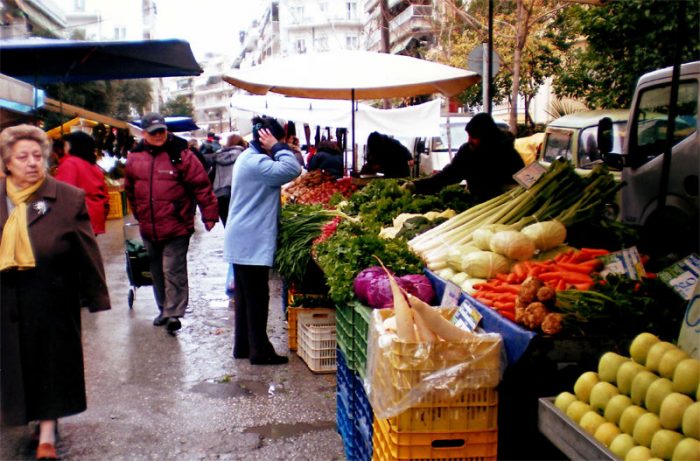 thessaloniki-oloklirothike-i-dimosia-klirosi-gia-tis-218-nees-epangelmatikes-adeies-stis-laikes-agores-75444