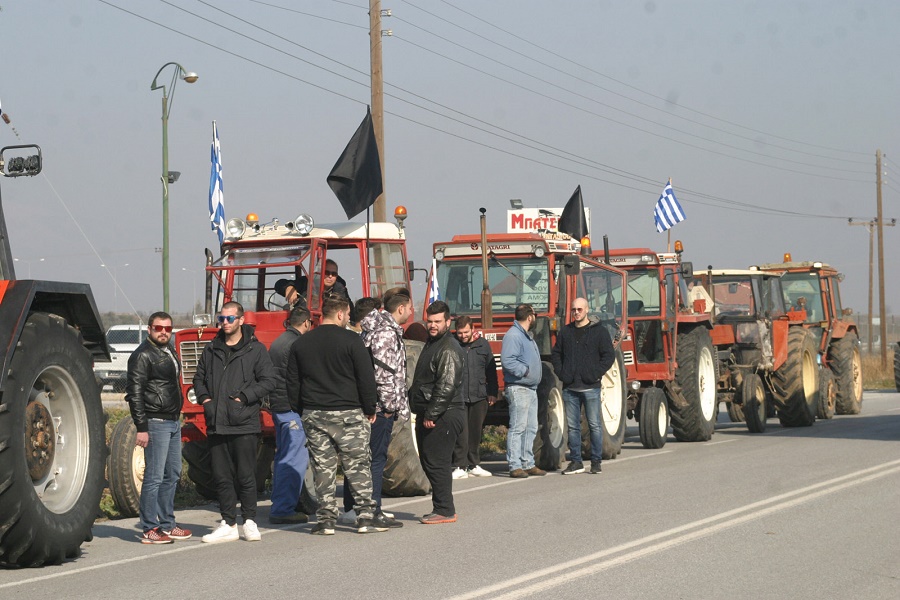 sto-dromo-oi-agrotes-tis-larisas-tin-tetarti-4-dekemvriou-74018
