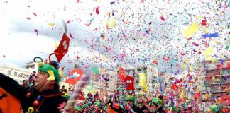 Περίπου 30.000 καρναβαλιστές παρήλασαν στην Πάτρα στέλνοντας μηνύματα ελπίδας, χαράς και αισιοδοξίας 