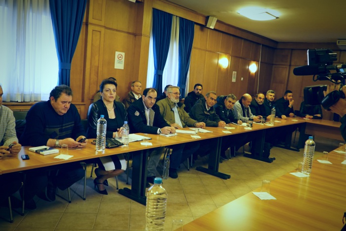 rantevou-sto-syllalitirio-dinoun-oi-agrotes-parathyro-gia-akatascheto-5-000-evro-apo-apostolou-videofoto-74963