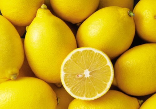 sta-50-lepta-krataei-i-timi-paragogou-sto-lemoni-74957