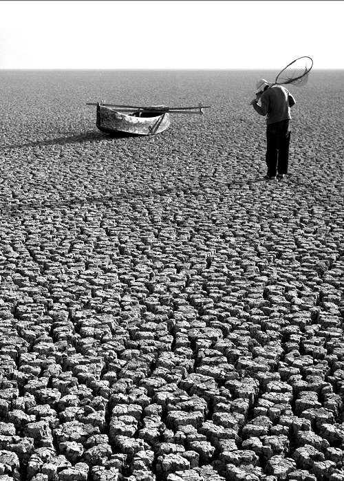 Υδάτινες διαδρομές στη Λίμνη Κάρλα μέσα από τα καρέ του Τάκη Τλούπα και του Βαγγέλη Ξένου