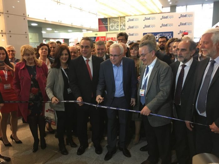apostolou-stin-food-expo-se-dimosia-diavoulefsi-i-ypochreotiki-episimansi-tis-choras-proelefsis-se-gala-kreas-79036