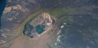 Γερμανοί και Έλληνες επιστήμονες μελετούν τα υποθαλάσσια ηφαίστεια της Σαντορίνης και τον βυθό των Κυκλάδων