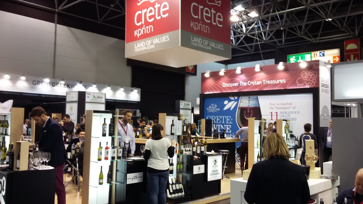 ichiro-paron-apo-tous-oinopoious-tis-kritis-sti-diethni-ekthesi-krasiou-prowein-78961
