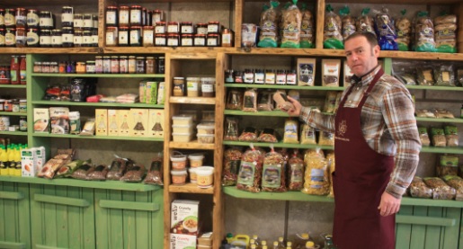 «Αμάραντες γεύσεις»: Ένα παραδοσιακό παντοπωλείο στην Καρδίτσα επενδύει σε τοπικά ποιοτικά προϊόντα