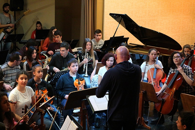 to-dimotiko-odeio-kavalas-fernei-to-broadway-sto-antigoni-valakou-80620