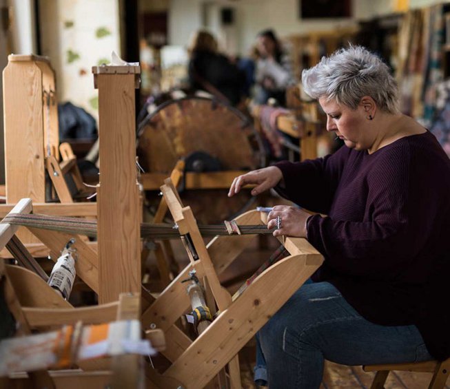 Ζωντανεύουν την αρχαία τέχνη του αργαλειού στο Ιστορικό Υφαντουργείο