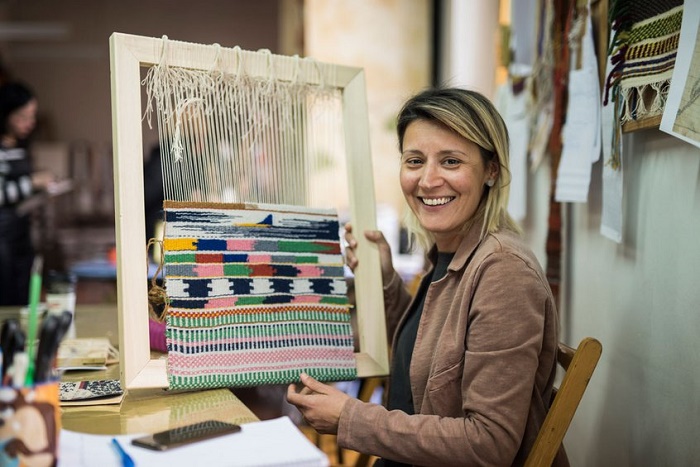 Ζωντανεύουν την αρχαία τέχνη του αργαλειού στο Ιστορικό Υφαντουργείο