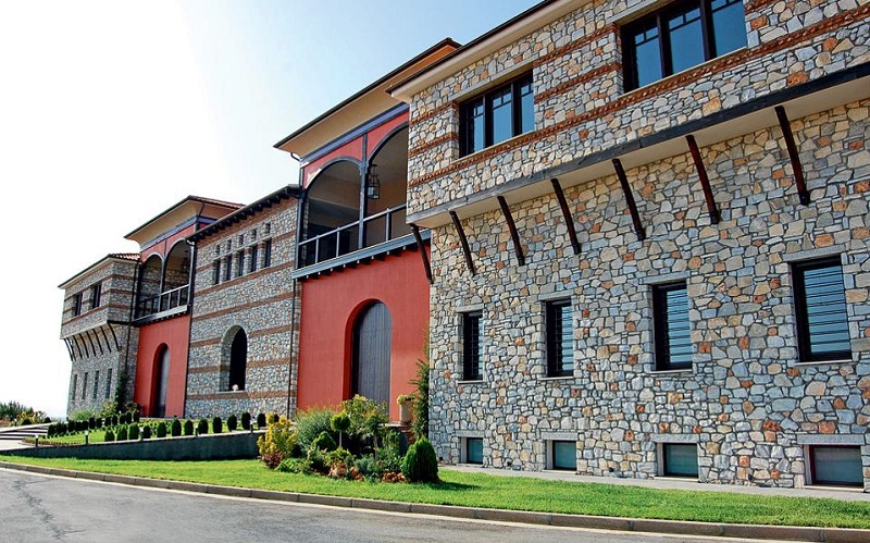 kyriakatiki-ekdromi-stous-dromous-tou-krasiou-81766