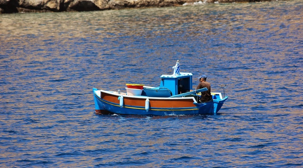 Μάστιγα η παράνομη αλιεία για επαγγελματίες και αποθέματα