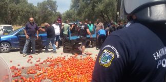 Τυμπάκι: Με ντομάτες υποδέχτηκαν αγρότες τον Γιάννη Τσιρώνη