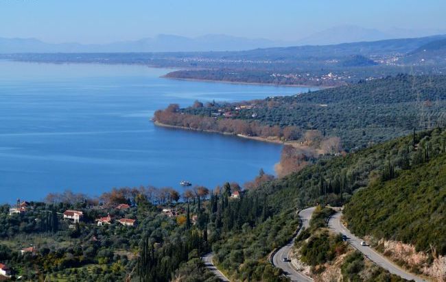 Ανάπλαση της παραλίμνιας ζώνης της Τριχωνίδας με στόχο την ανάπτυξη της ευρύτερης περιοχής