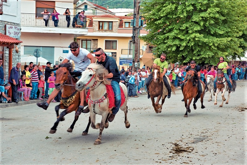 Στον Βώλακα Δράμας γιορτάζουν το Άγιο Πνεύμα με ιπποδρομίες