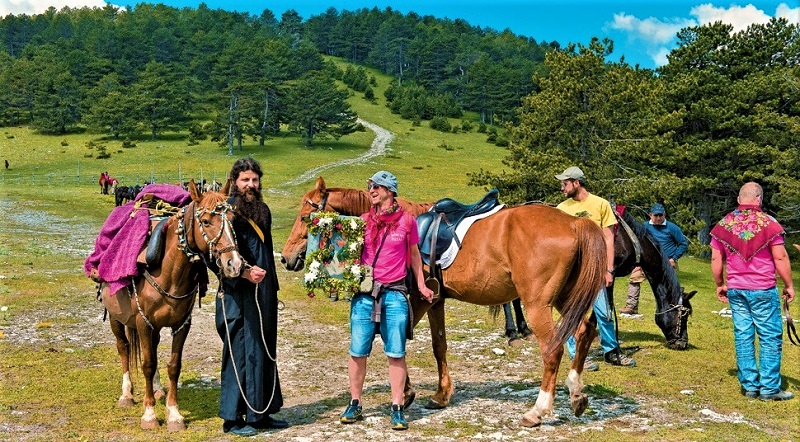 Στον Βώλακα Δράμας γιορτάζουν το Άγιο Πνεύμα με ιπποδρομίες