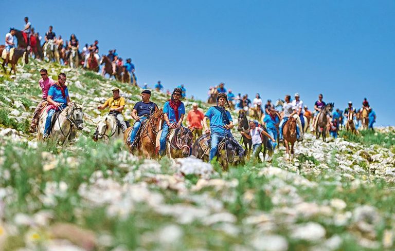 Στον Βώλακα Δράμας γιορτάζουν το Άγιο Πνεύμα με ιπποδρομίες