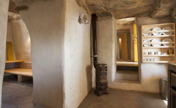 Πώς ένα αγροτικό κτίσμα 100 ετών έγινε μια σύγχρονη κατοικία στη Τζιά (Φωτό)