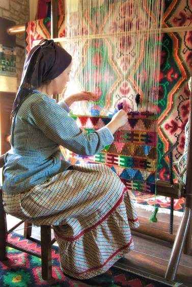 Η μαγεία της ελληνικής παράδοσης πάνω σε ένα τσακώνικο χαλί