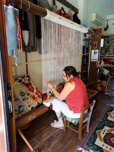 Η μαγεία της ελληνικής παράδοσης πάνω σε ένα τσακώνικο χαλί