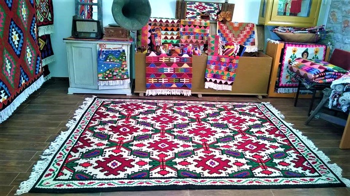 Η μαγεία της ελληνικής παράδοσης πάνω σε ένα τσακώνικο χαλί