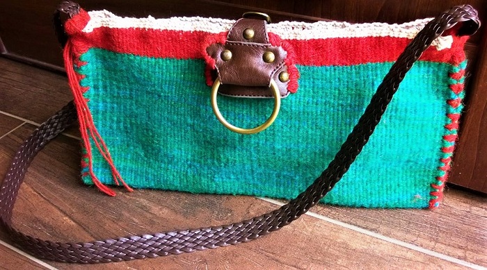 Η μαγεία της ελληνικής παράδοσης πάνω σε ένα τσακώνικο χαλί