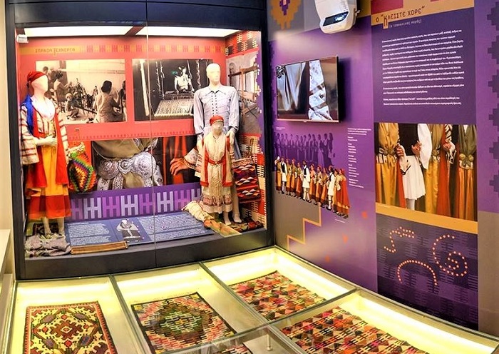 Η μαγεία της ελληνικής παράδοσης πάνω σε ένα τσακώνικο χαλί