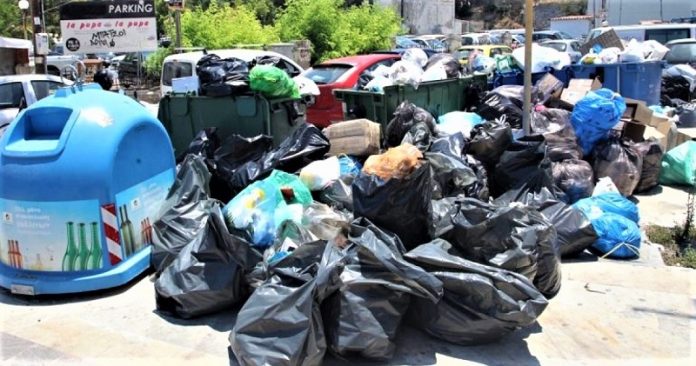 symvasiouxoi apekleisan amaxostasio dimou irakleiou Oι συμβασιούχοι απέκλεισαν εκ νέου το αμαξοστάσιο του δήμου Ηρακλείου