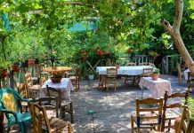Στην Αγιάσο βρίσκεται το πιο όμορφο καφενεδάκι του Αιγαίου Αρχιπέλαγους.