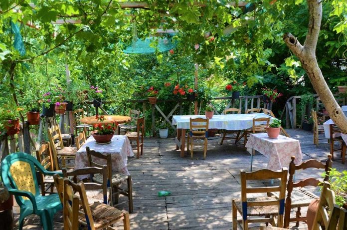 Στην Αγιάσο βρίσκεται το πιο όμορφο καφενεδάκι του Αιγαίου Αρχιπέλαγους.