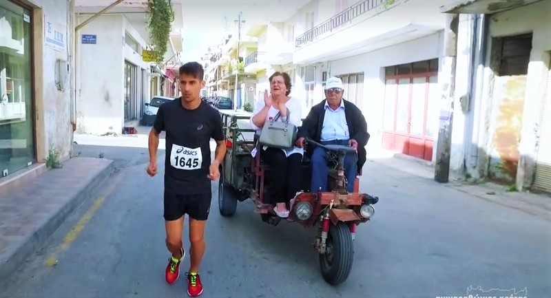 Δείτε την Ελληνίδα μάνα ενός αθλητή που ετοιμάζεται για τον Ημιμαραθώνιο Κρήτης! (Βίντεο)