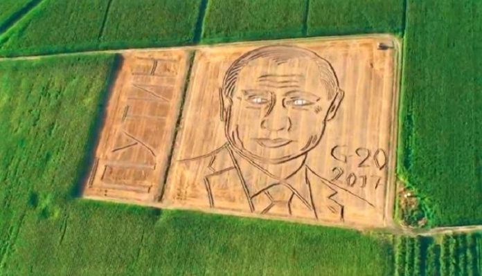 italos agrotis eftiaxe xorafi kalampoki portreto poutin Αγρότης έφτιαξε σε χωράφι με καλαμπόκι το πορτρέτο του Πούτιν (Βίντεο)