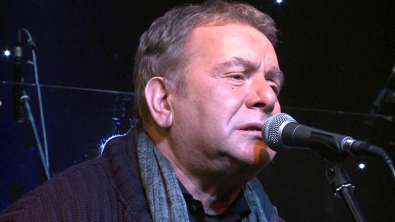 Με συναυλία του Μανώλη Μητσιά η αυγουστιάτικη πανσέληνος στο Μουσείο της Ακρόπολης