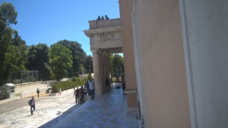 Στο προαύλιο της βουλής μπήκαν 30 μέλη του Ρουβίκωνα