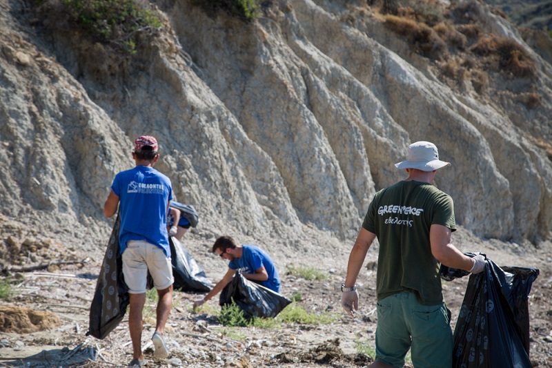 Το πλαστικό πνίγει τις ελληνικές παραλίες - Δείτε φωτογραφίες της Greenpeace