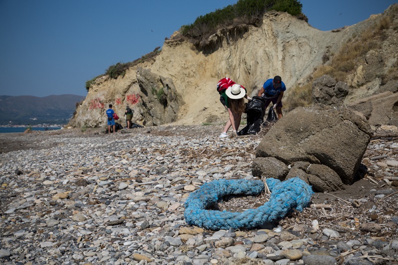 Το πλαστικό πνίγει τις ελληνικές παραλίες - Δείτε φωτογραφίες της Greenpeace