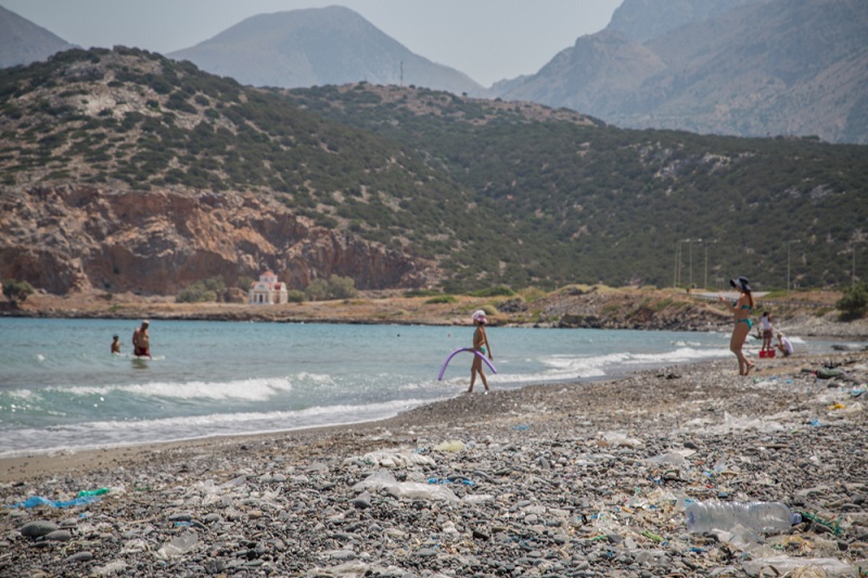 Το πλαστικό πνίγει τις ελληνικές παραλίες - Δείτε φωτογραφίες της Greenpeace