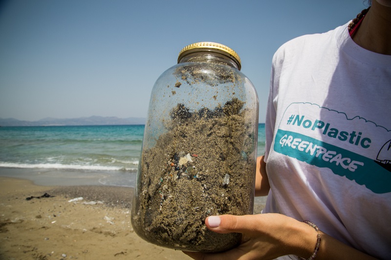 Το πλαστικό πνίγει τις ελληνικές παραλίες - Δείτε φωτογραφίες της Greenpeace