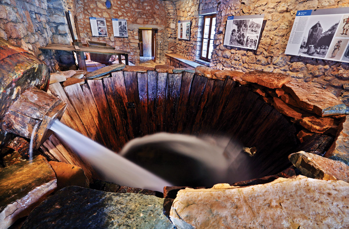 Από τις Σκάφες και τις Νεροτριβές στ’ Αυτόματα Πλυντήρια