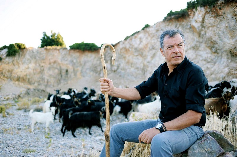 o-stavros-theodorakis-fotografizetai-me-tin-psychi-tis-kritis-94422