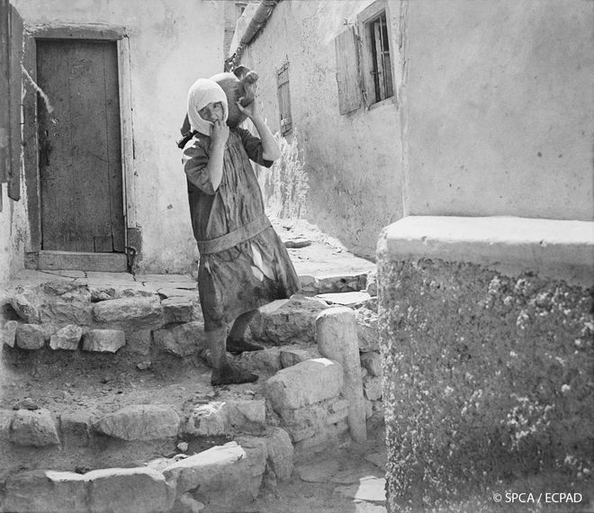 Η Αθήνα πριν από 100 χρόνια - Κάρα βοσκοί και αγελάδες στον Ναό του Ηφαίστου (βίντεο)   