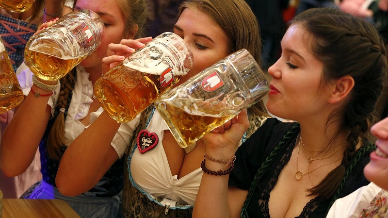 perissotera-apo-4-500-litra-byras-tha-diatethoun-sto-fetino-oktoberfest-99611