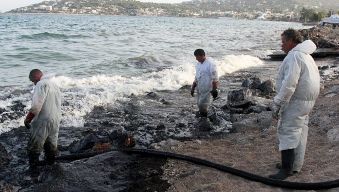 Πλήττονται οι ψαράδες του Σαρωνικού - κυβερνητική σύσκεψη για την πετρελαιοκηλίδα Πλήττονται οι ψαράδες του Σαρωνικού - κυβερνητική σύσκεψη για την πετρελαιοκηλίδα