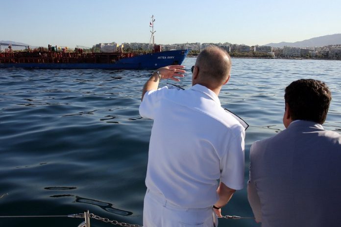 Χειροπέδες στο πλήρωμα πλοίου που αντλούσε τα καύσιμα του «Αγία Ζώνη ΙΙ»