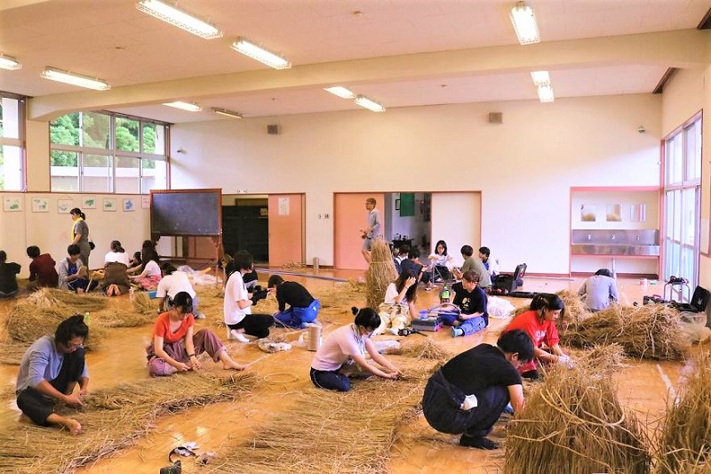 Μαθητές στην Ιαπωνία κατασκεύασαν γιγαντιάια ζώα από αχυρόμπαλες ρυζιού! (Φωτό)