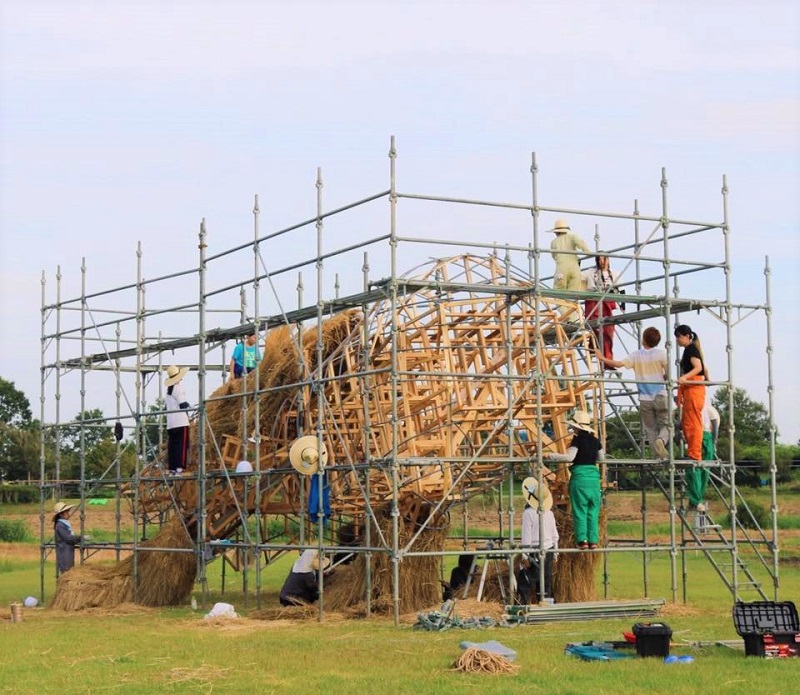 Μαθητές στην Ιαπωνία κατασκεύασαν γιγαντιάια ζώα από αχυρόμπαλες ρυζιού! (Φωτό)