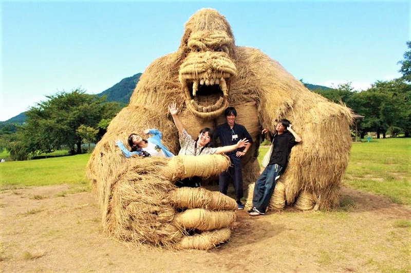 Μαθητές στην Ιαπωνία κατασκεύασαν γιγαντιάια ζώα από αχυρόμπαλες ρυζιού! (Φωτό)