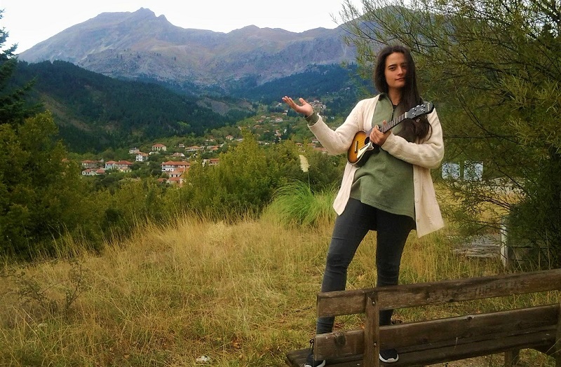 i-neari-tzoumerkiotissa-pou-ekane-ta-klarina-apo-ta-pio-hot-kommatia-stis-anglikes-pub-100611