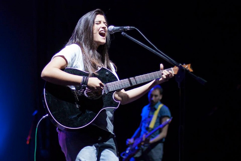 Η νεαρή Τζουμερκιώτισσα που έκανε τα κλαρίνα από τα πιο “hot” κομμάτια στις Αγγλικές pub!